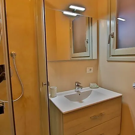 Les Au Centre Bed & Breakfast
